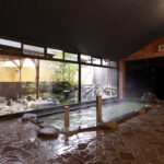 開放的な湯船でのんびり楽しもう