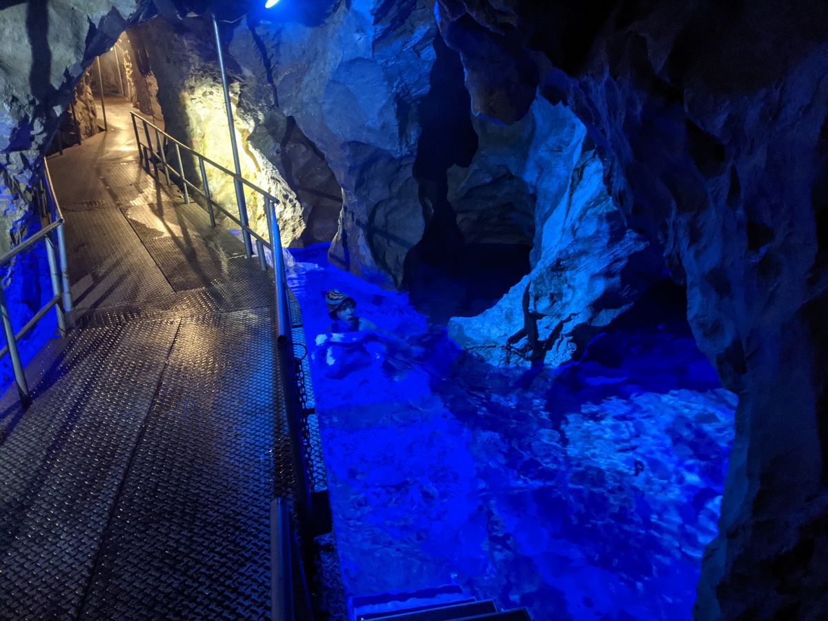 おおいたサウナライフ⑮】水中鍾乳洞が水風呂に！ 世界初（⁉）の幻想的