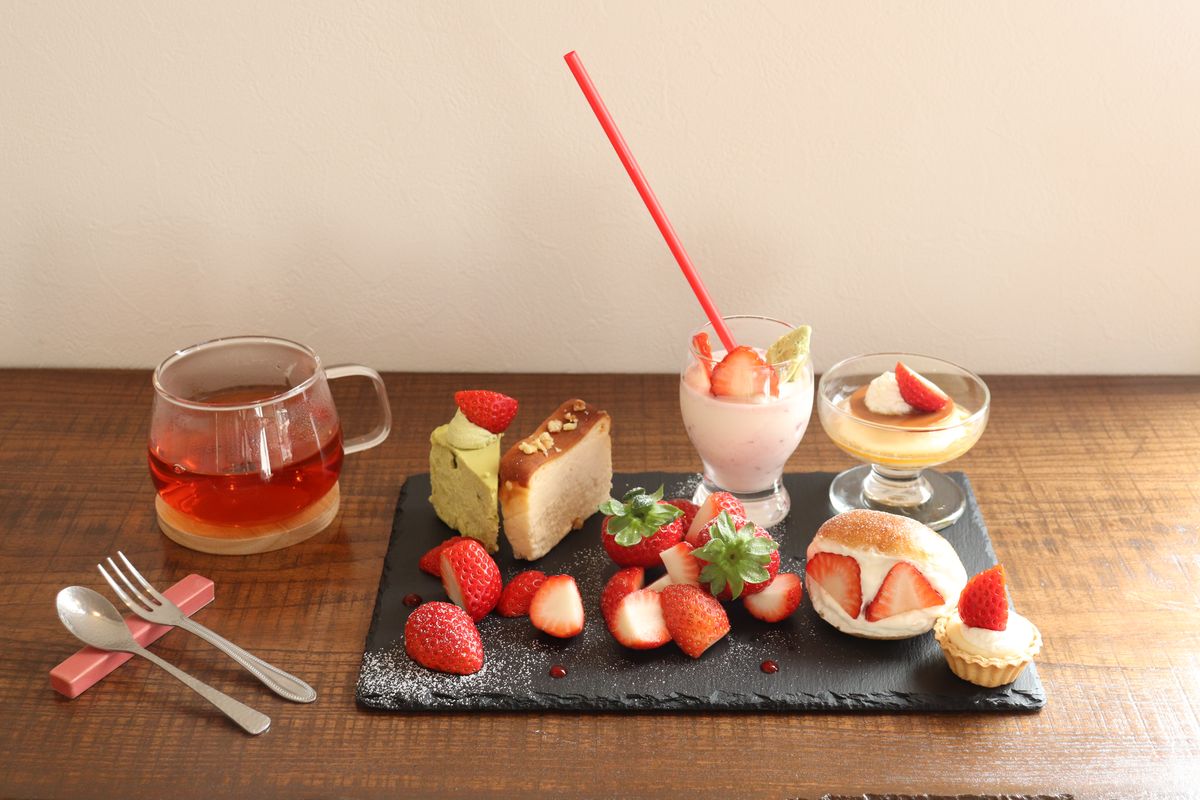 いちごスイーツがこんなに！？冬限定いちごプレートが誕生♡写真を撮る