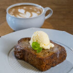 手前から「バナナブレッド」700円、「カフェラテ」660円